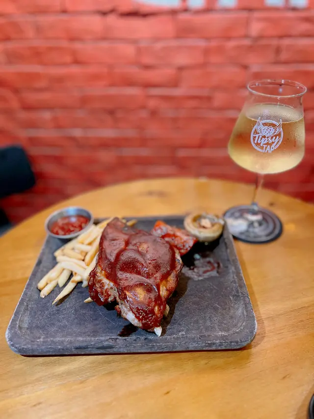 慢煮煙燻燒烤豬肋條