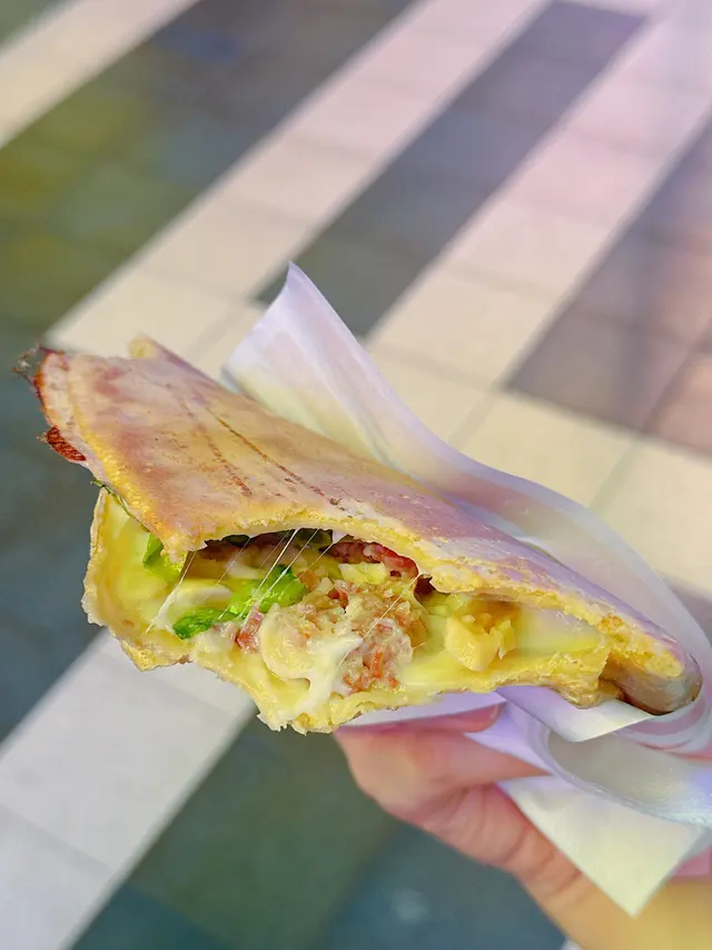 咸牛肉＋蘑菇+芝士＋生菜+沙律醬班戟 