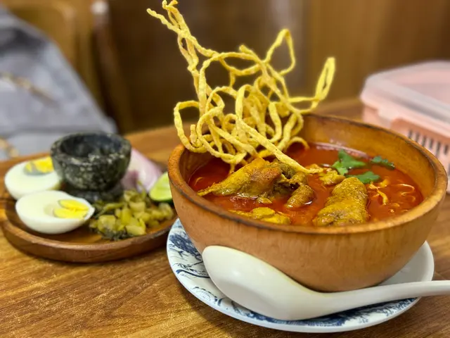 有烚蛋酸菜跟，哥哥仔仲教我要落哂落去一齊食，味道好味都唔知講咩好😆