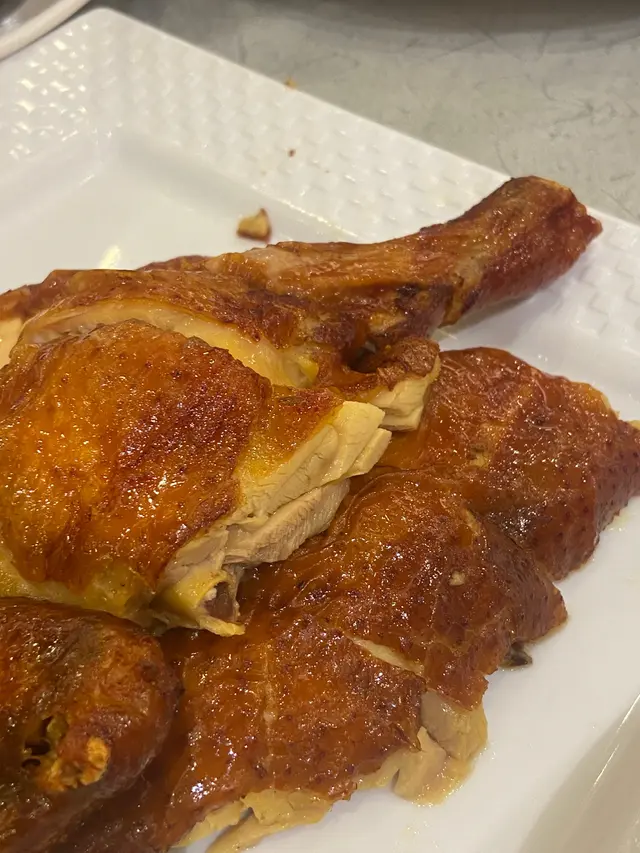 燒雞賣相唔錯，食落去啲肉都好嫩✨￼