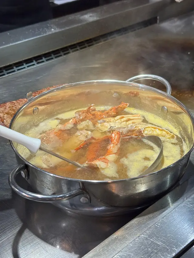慢慢烹調，龍蝦嘅鮮味就係咁滲哂入個湯