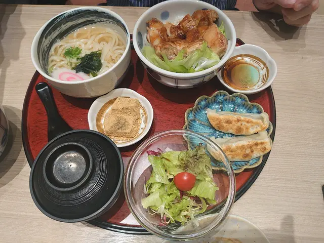 月見豬腩肉丼配炸雞芝士黑咖哩飯