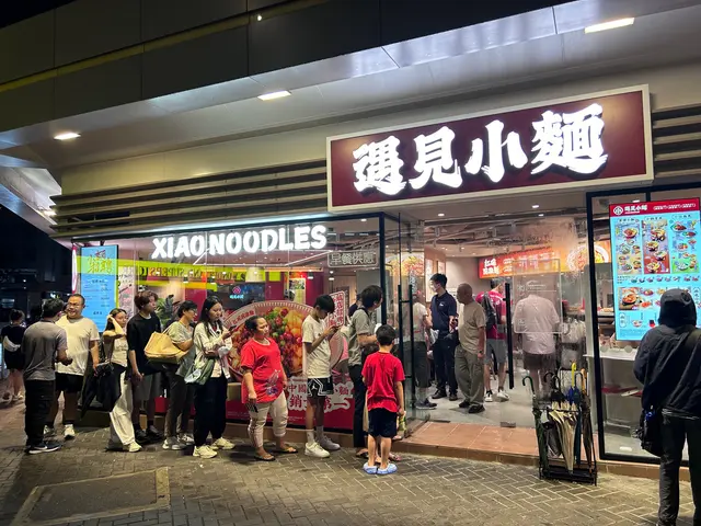 雖然下雨，門口仍然排起長龍。