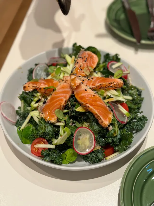 輕煎芝麻三文魚🍣,雜沙律菜,甘藍菜,蕎麥,小蘿蔔,青蘋果🍏,青芥油醋汁🥙
沙律菜種類多,而且加上芝麻有微微嘅焦香,醬汁清爽,值得一試