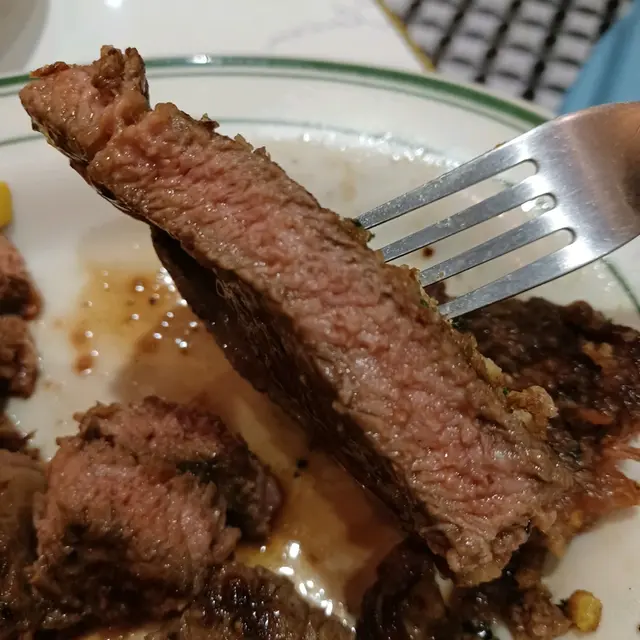 阿根廷安格斯肉眼牛扒配薯條及黑松露红酒醬汁