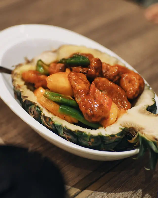 菠蘿船咕嚕肉