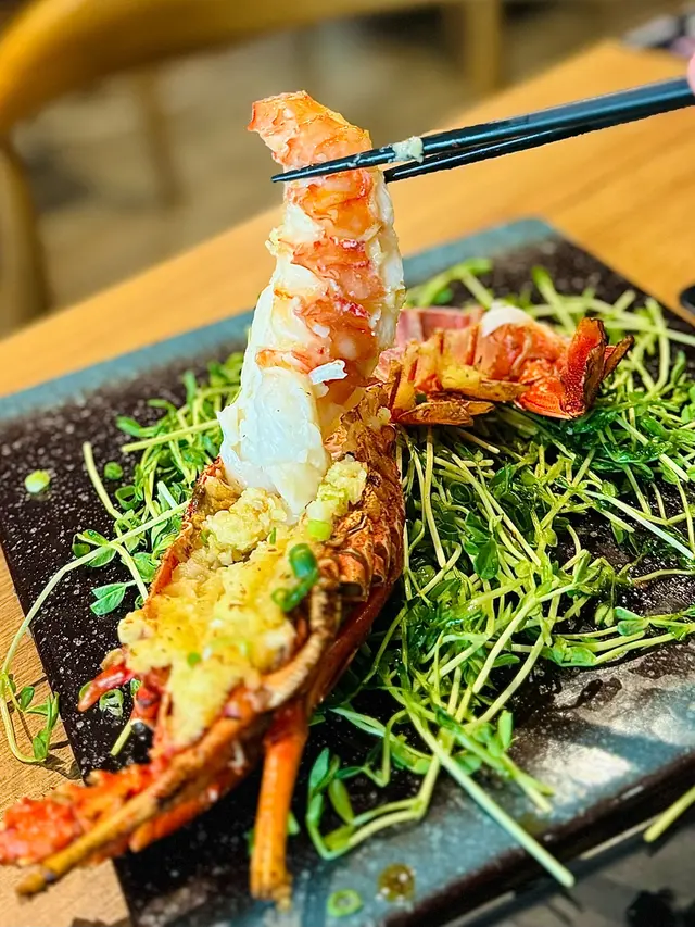 蒜香牛油燒澳洲龍蝦一隻(一斤重)