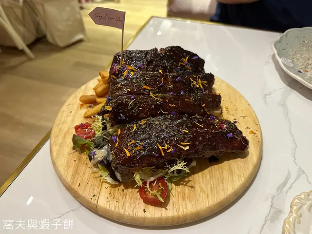 慢煮10小時巨豬肋骨