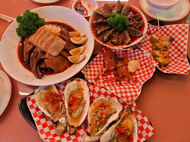 潮式鹵水拼盤$258、 蒜蓉燒生蠔四隻$67.2、 雞泡魚乾$48、 串燒翠玉瓜$28、香辣川式皮蛋$58