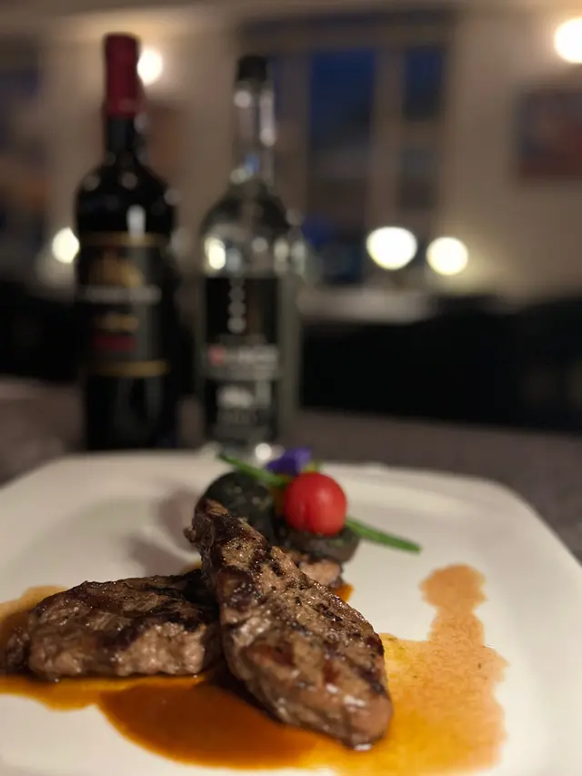 牛扒煎完仲保持嫩軟同多汁，挑選美國上城嘅安格斯牛扒，品質上乘