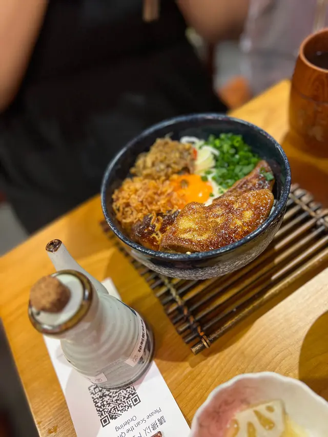 呢個係我朋友叫嘅，味道係辣辣地嘅，個味道都可以，但係真心有啲油膩，不過坐得好辛苦，環境好逼夾，性價比好低