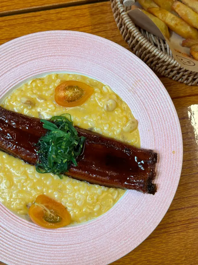 有誰想到鰻魚和南瓜燉飯可以這麼配😌甜甜溫柔又綿的南瓜燉飯
和原條鰻魚偏軟身 配在一起吃 更中和了鰻魚的偏濃鹹的醬汁
一口吃下去相當舒服 真可以暖到心頭一般