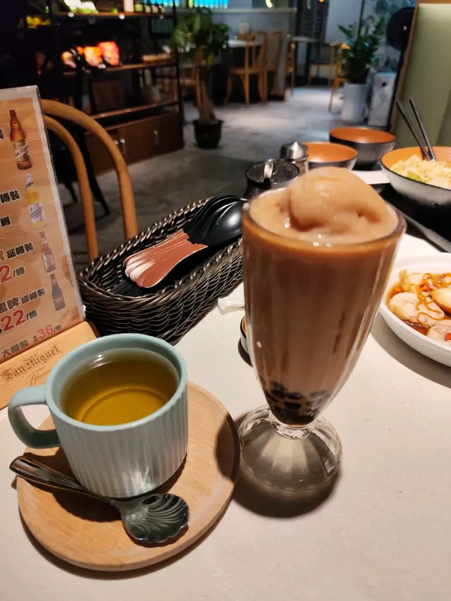 珍珠奶茶沙冰及龍龍蜜蜜特飲 (熱)