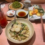 食物味道賣相都可以，但個女waitress 服務態度一般，上菜問我放邊，講完食物問我放邊，係咪應該問請問邊位！價錢同裝修都比附近幾間都高，下午茶餐D野吾吸到，我都冇叫！之後望個waitress名牌原來經理黎！講野重要有口音！吾知以為入咗譚仔食日本野！有口音吾係問題，但經理服務咁樣真係要改善下！同埋如果佢爆曬場心急情有可原，下午茶得個幾個客，食物方面真係唔錯，比comment係覺得間餐廳可救！