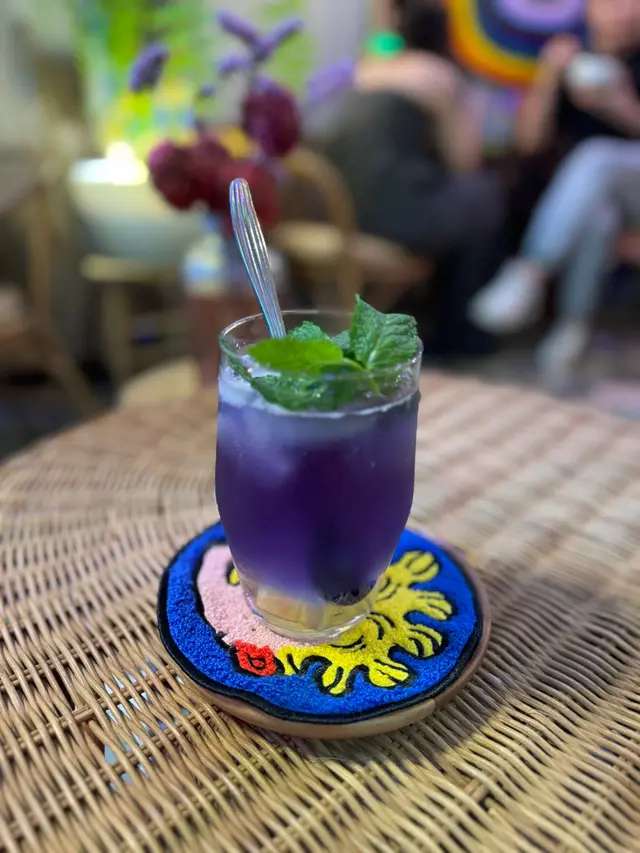 梳打水配上新鮮清甜菠蘿，清爽解渴。
