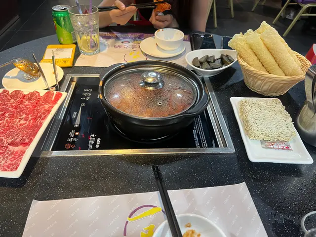 味道還可以  但不值
開頭是爆麻的感覺 不能吃麻不要來
雞肉第壹次都沒有煮熟
提醒了門店的服務人員又煮了第二遍才熟
服務費收10%  不知道服務了些什麽 
蘸料不要不給  要了才給妳拿來
總之，體驗感很差的壹家餐廳 慎入
