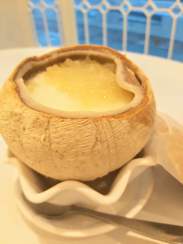 原隻椰皇燉燕窩