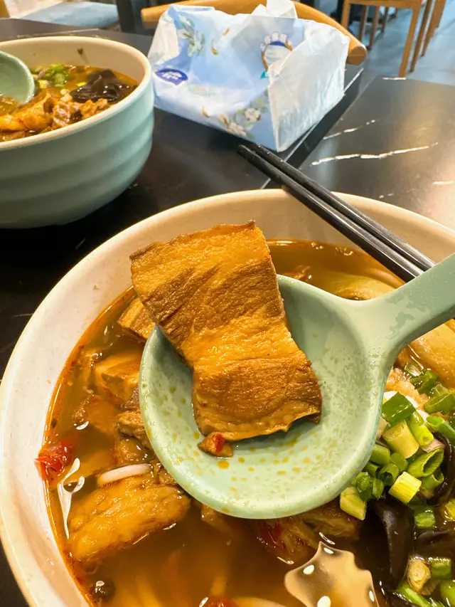 自創麻辣五花腩米線