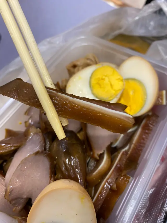 嗌左鵝腸、鵝腎、豬耳、豆腐、雞蛋💕仲加埋半隻鴨😆想食啖啖食又有鴨肉片食,鍾意鴨頭頸位嫩滑既又可以滿足到🌈
滷水汁唔會過鹹過甜,真係啱啱好!食到滷水味,又保留食材原本的味道😋性格比真係好高!
真係擠滿整個飯盒🥡 而家仲有照價9折 ❤️🔥我都係睇店內手寫字個張~方便😆
一品滷水
📍 北角英皇道307號地舖
#一品滷水 #北角美食 #香港美食 #滷水專門店 #北角外賣店推介