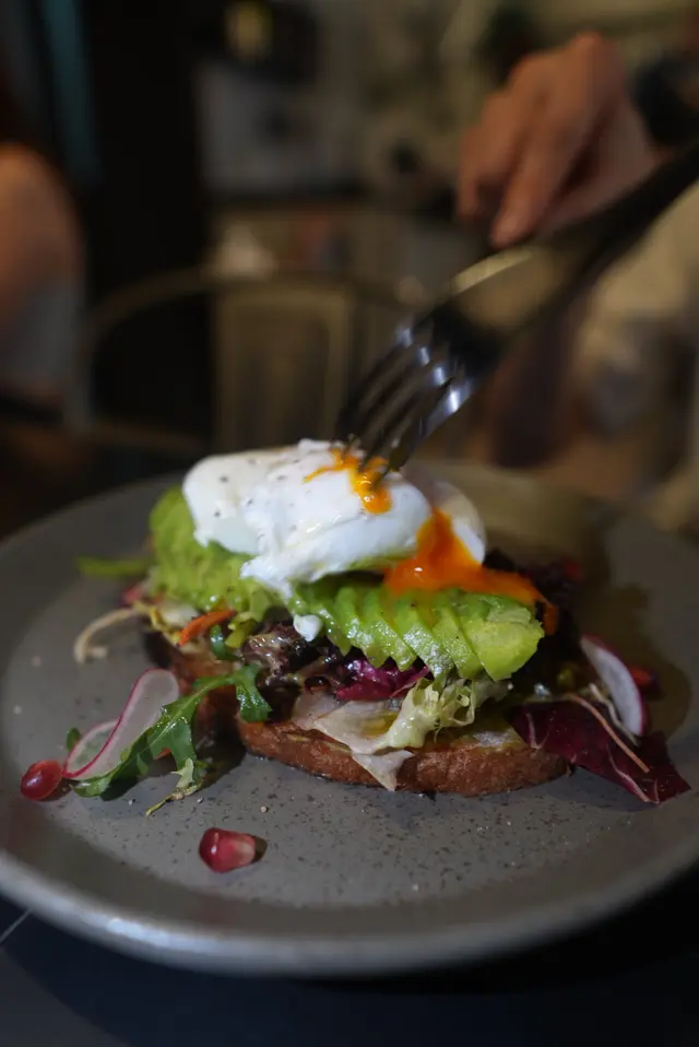 牛油果水波蛋酸種多士