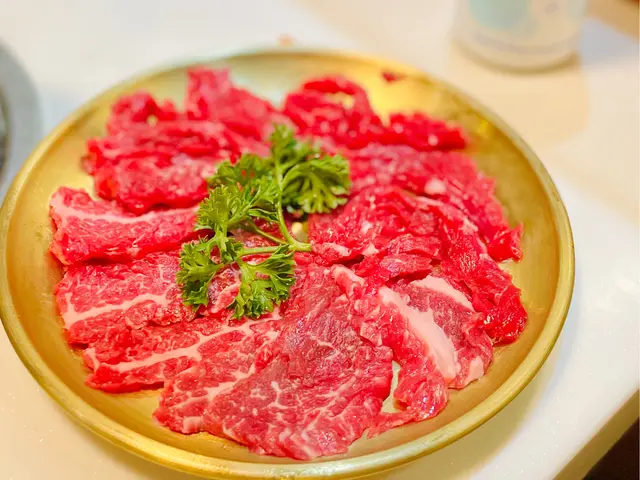 呢一個級數就好似係本地嘅和牛一樣,脂肪比肉稍為多啲,鮮紅嘅牛身比較肥美,🥩脂肪會更均勻地分布喺身體唔同部位,每一片都零舍獨特