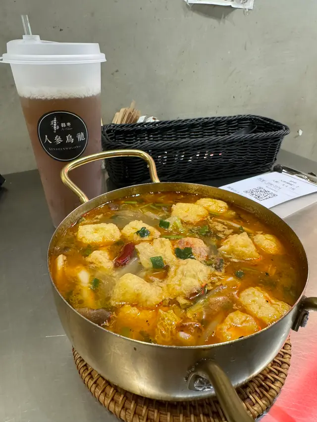 粉絲細滑Q彈，蠔仔肉質飽滿，豆卜浸泡在麻辣湯汁，刺激味蕾，蠔仔鮮甜，與粉絲軟滑的口感形成強烈對比，令人欲罷不能