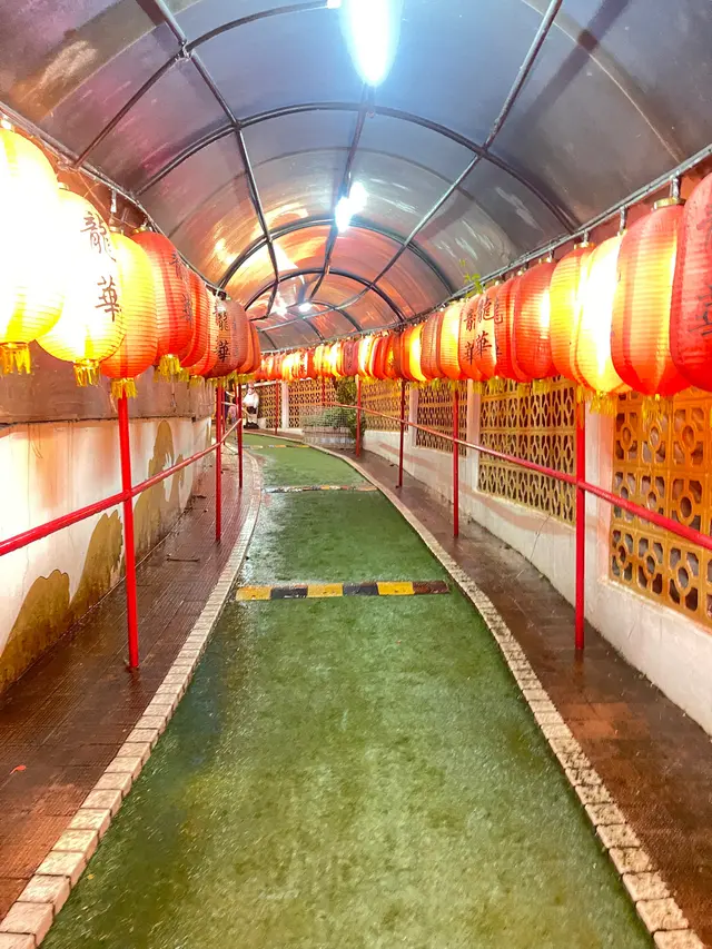 門口不好走，￼當日還下雨很狼狽￼，很多蚊