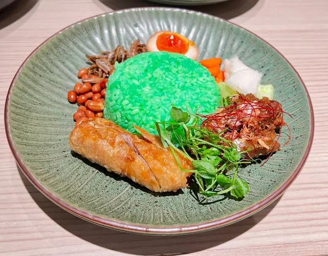 巴東牛肉飯配脆皮雞卷