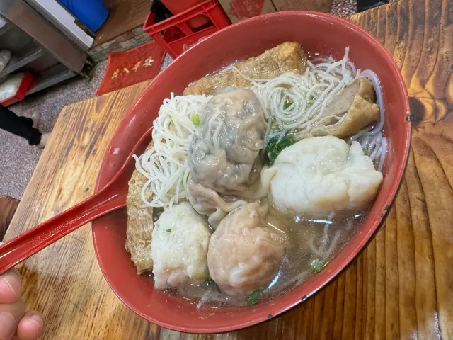 水餃同雲吞都大粒嘅,每粒都包住差唔多要爆出嚟嘅餡,豬肉好味,蝦新鮮,木耳爽口,鯪魚春卷,冇草腥味,又冇碎骨,墨丸好彈牙,唔算多粉,又有粒粒墨魚肉 ( 我同老婆兩碗麵,啲餸溝勻左 )
