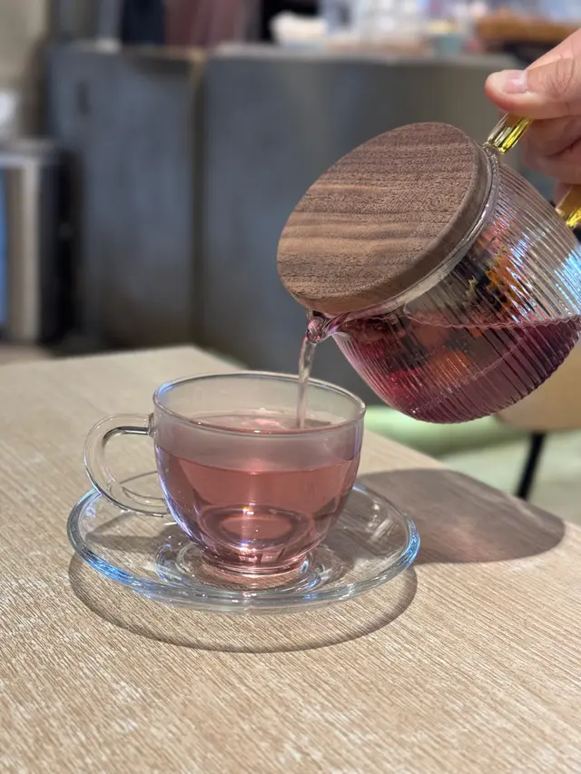 有桂圓、紅棗、枸杞、玫瑰等等 香氣十足 甘香養生