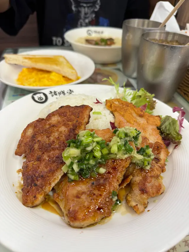 大家來這家不用想了 直接點他們的豬扒飯 加太陽🌞蛋  就好了！！
誰會想到 一個豬扒飯 還可以來三塊！！而且每的還具一定厚度 也不算小片
豬扒外皮煎的微焦 內𥚃軟軟（軟到還有種以為自己在吃肉餅😆）湯匙分開～輕鬆～
不得不說他們的薑蔥醬真的沒話說！！送飯一流😋好吃！！
他們還有自家製海鮮XO醬版本 味道肯定更濃郁 更惹味🥰