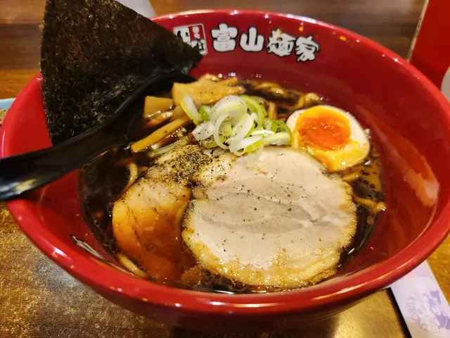 冠軍黑醬油拉麵