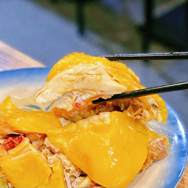 斑蘭雞好鮮嫩,因為料理嘅過程加入咗斑蘭葉,所以唔會有雞嘅腥味,保留雞肉嘅鮮味同埋滑嫩!🐥