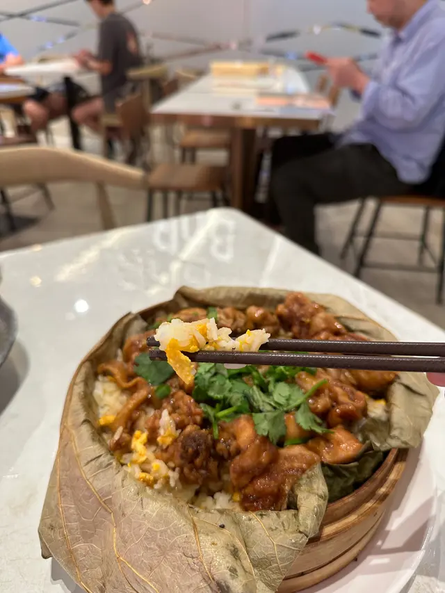 鮑汁籠仔蒸花膠滑雞飯