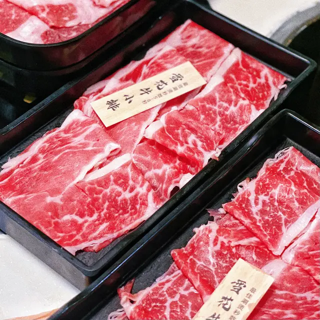 雪花牛小排油花分布好靚,肉味同牛油香比例剛好🐮美國見島和牛牛肉柔嫩鮮味,油花分佈平均,淥幾秒就食得🥩,口感軟嫩 令人回味!