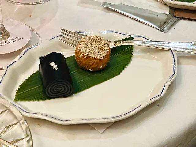 黑白芝麻卷 | 南乳餅
