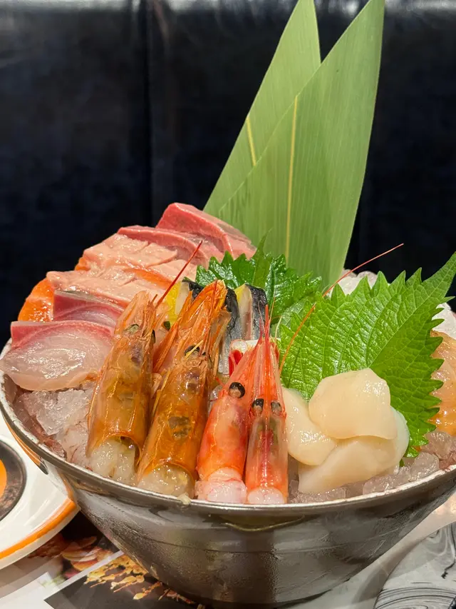 刺身們都可以😌都冰凍 又大件又厚!!特別是三文魚和油甘魚刺身!!大家可以放心點~~極品大赤蝦Size 都可以接受~~😌個人覺得有點小驚訝的 是希靈魚刺身 小小一個長方形 卻是帶甜甜的!