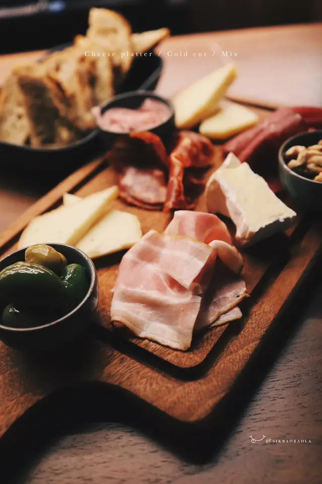 三款芝士、三款cold cuts，配酸種麵包、堅果、橄欖
