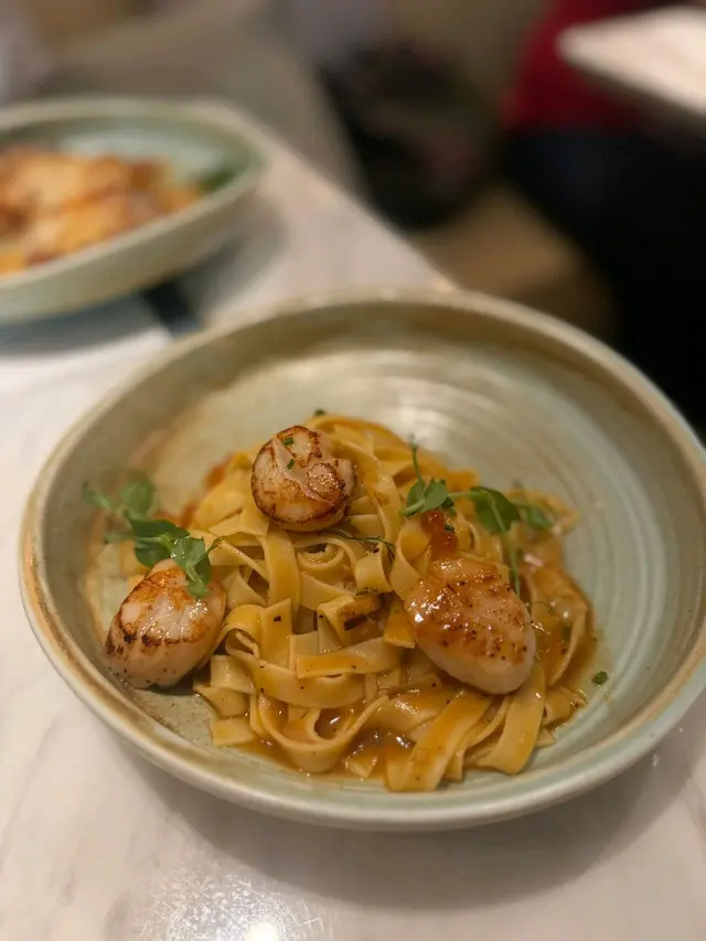 香煎北海道帶子三文魚籽龍蝦汁扁意大利麵