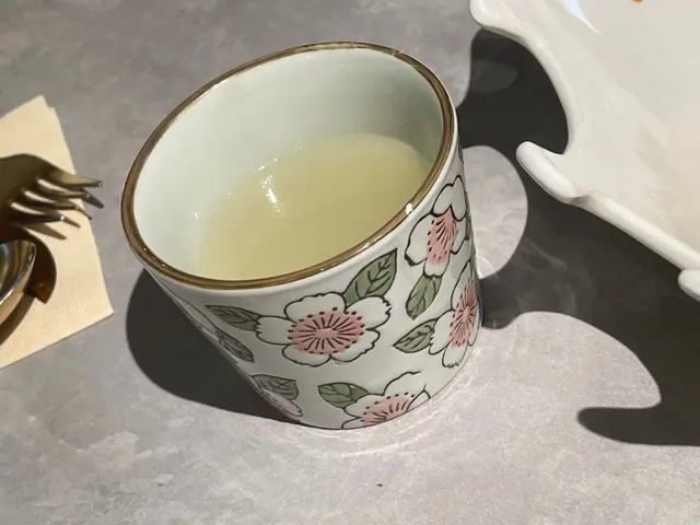 佢上主菜嗰時我問佢係咪仲有個湯，佢話跟餐呢個只係普通清雞湯，問我係咪要，咁個餐本身有㗎嘛點解會唔要🤔 正常都會要埋個湯啦。