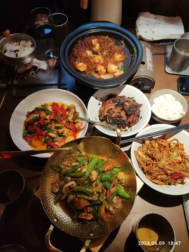 用餐環境o.k. 某些菜品可走辣, 小朋友都可以食.