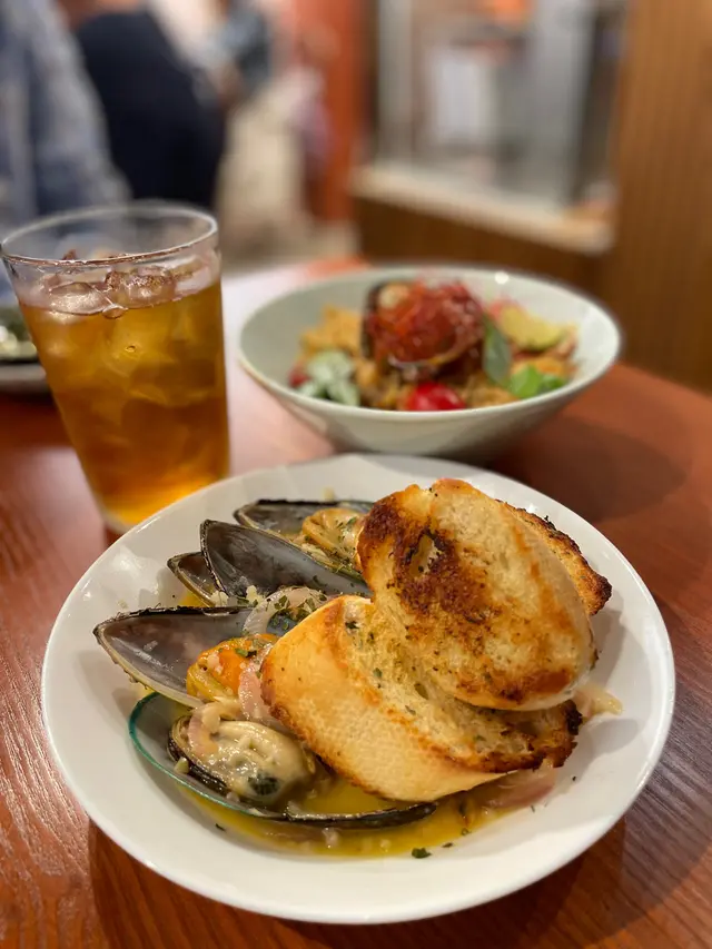 蒜香奶油青口拌法包