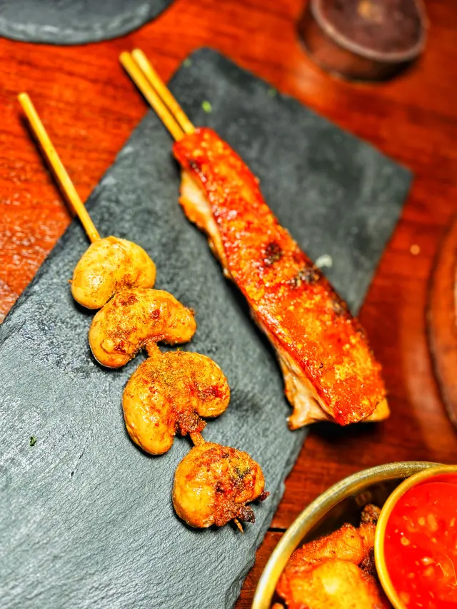 左:日本博多雞子,右: 極品即燒乳豬