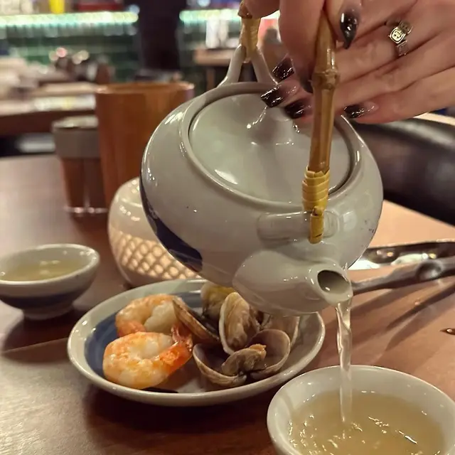 用蝦、蜆等海鮮煮出嚟,味道幾鮮甜,仲用熱茶壺裝住保持溫度,有日式 Feel 同夠細心。