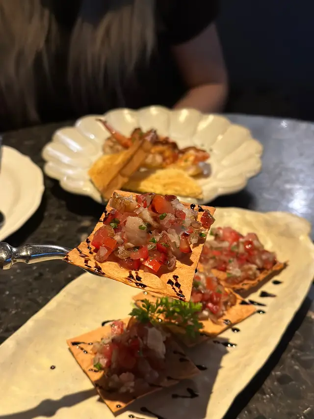 秘魯吞拿魚拌蕃茄莎莎配香烤鱈魚脆片及黑醋汁