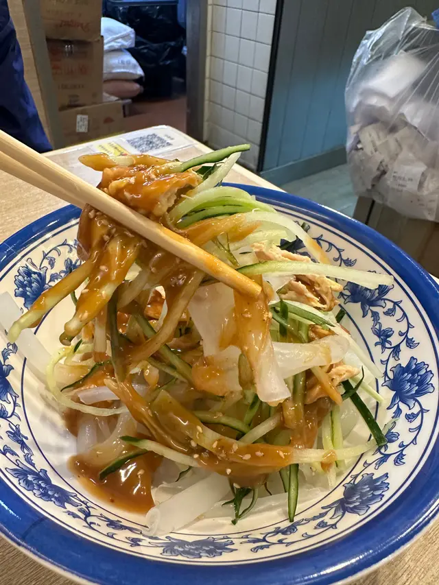 大大份，爽口粉皮加上香濃麻醬，仲有好多雞絲