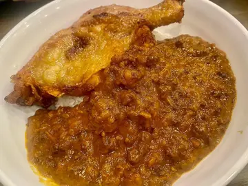 台式肉燥冬菇拼生炸鸡髀饭