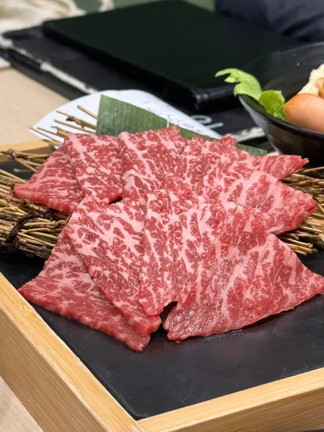 三角形的赤身~油花以大理石花紋分布均勻 吃時沒有入口即溶感
但質感還是滿細膩柔軟的 而且牛味還滿香濃的!!(一直把這份留到最後才吃🤣