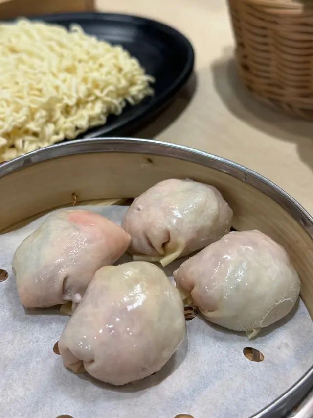 這是新推出的~~不要以一般的雲吞概念套進去!!
他們用了一個薄薄的雲吞皮 包著爆滿的料
兩隻蝦子🦐還有肉碎 傻眼 又鮮又濃的味道👅
不用另外沾醬 就已經很可以~😌