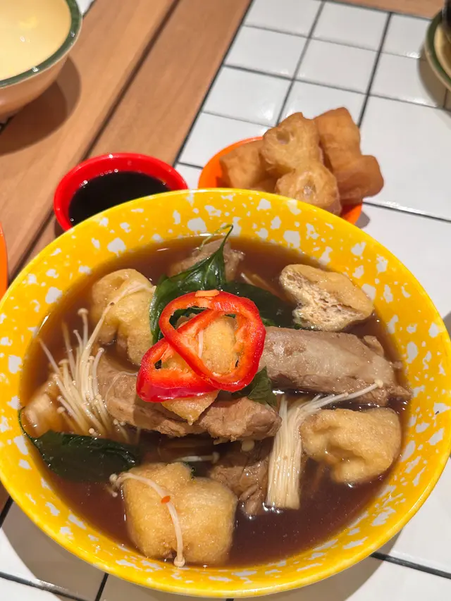 不算很驚喜 就係普通嘅肉骨茶 但可以熱啲就更好
而且肉也有點乾柴 但整體來說ok嘅~幾好